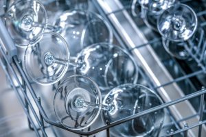 Gläser in Geschirrspülmaschine